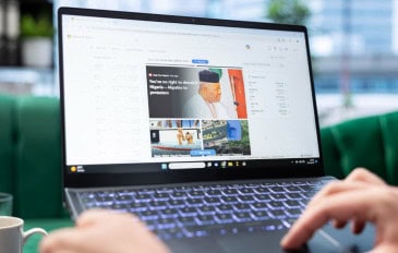 pessoa usando o computador para ver notícias