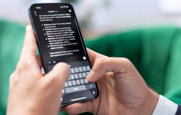 homem digitando no chatGPT