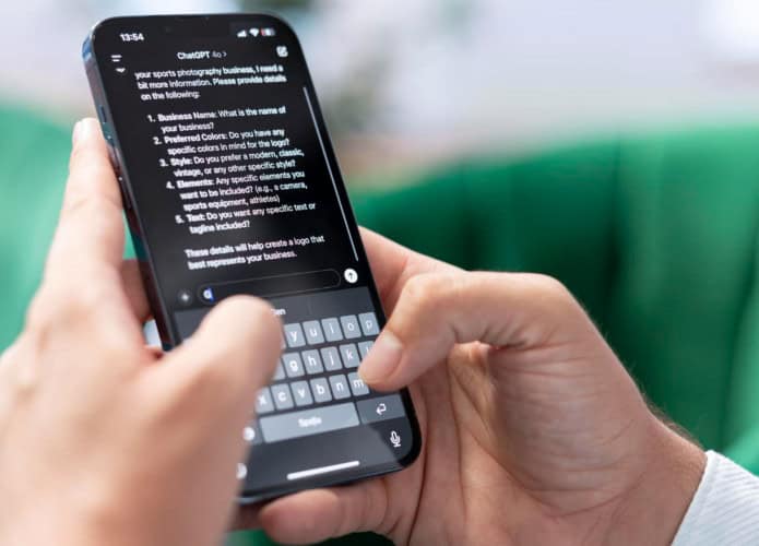 homem digitando no chatGPT