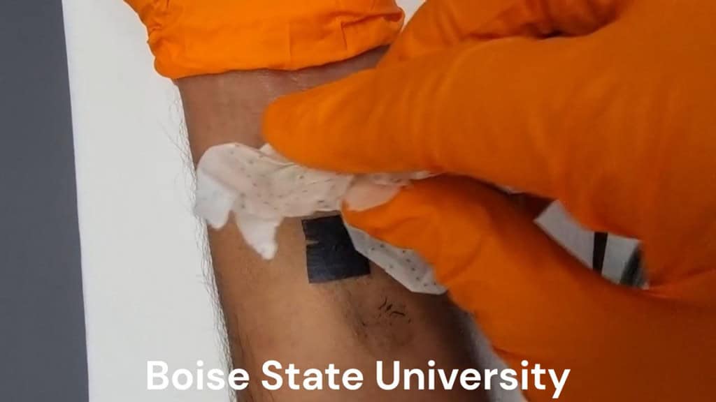 Nova e-tatuagem flexível coleta energia e mede sinais do corpo em tempo real, abrindo caminho para wearables autossuficientes.