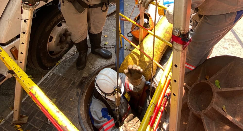 Pessoa descendo por um buraco