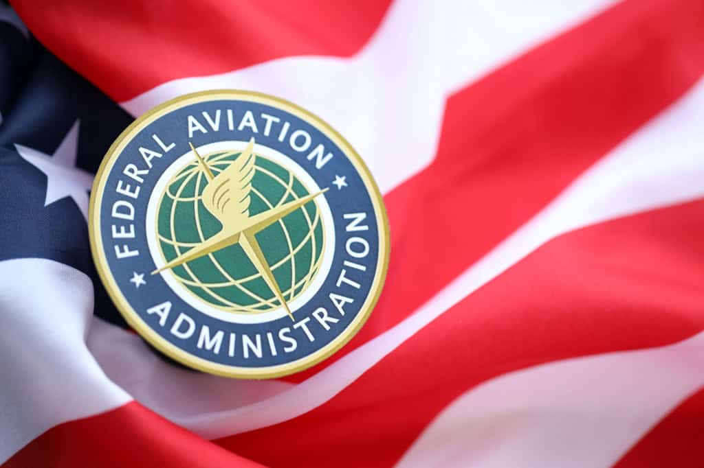 Logo da FAA em cima da bandeira dos Estados Unidos
