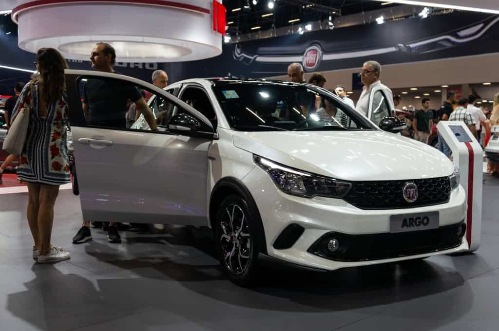 Fiat Argo com pessoas ao redor