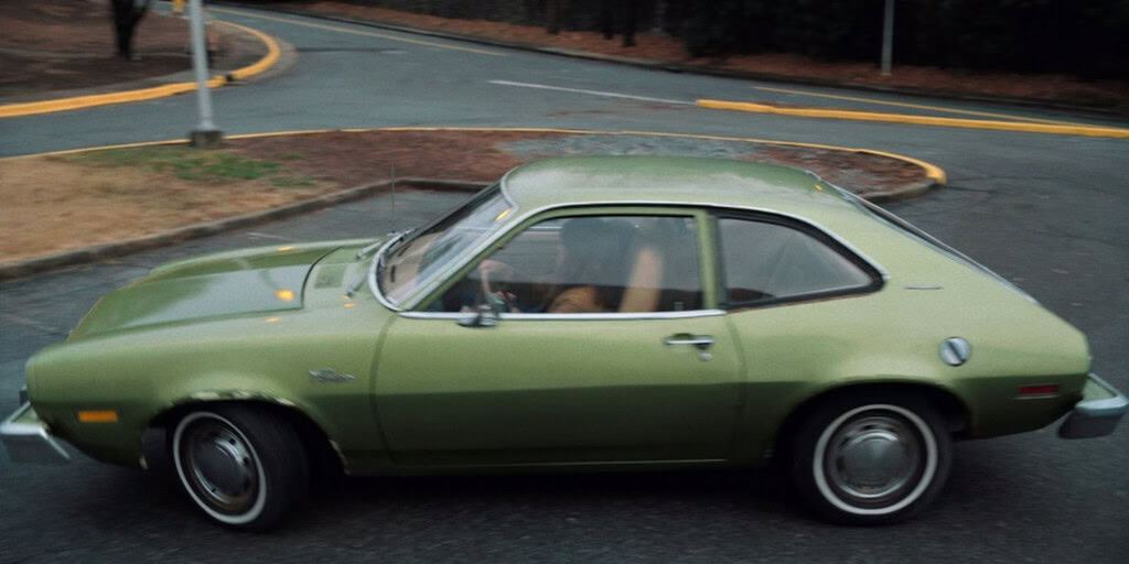 Cena da série Stranger Things, da Netflix mostrando um Ford Pinto verde oliva 1976