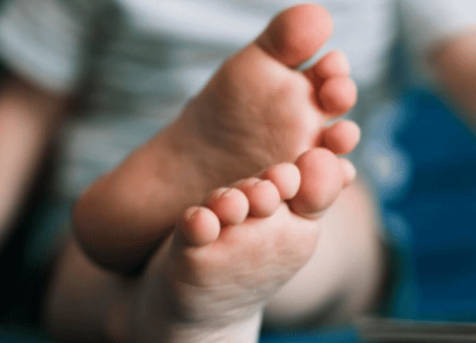 close nos dedos dos pés de uma pessoa sentada