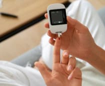 mulher diabetica medindo o valor com aparelho