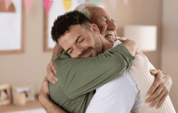 um senhor abraçando um rapaz mais jovem