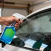 Pare agora de passar esse produto no vidro do seu carro antes que seja tarde
