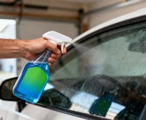 Pare agora de passar esse produto no vidro do seu carro antes que seja tarde