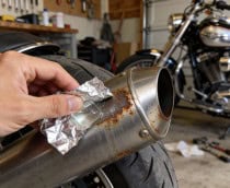 Como remover ferrugem leve da moto usando vinagre e papel alumínio?