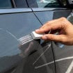 O truque da borracha que tira aquele risco feio da pintura do seu carro ou moto na hora