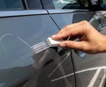 O truque da borracha que tira aquele risco feio da pintura do seu carro ou moto na hora