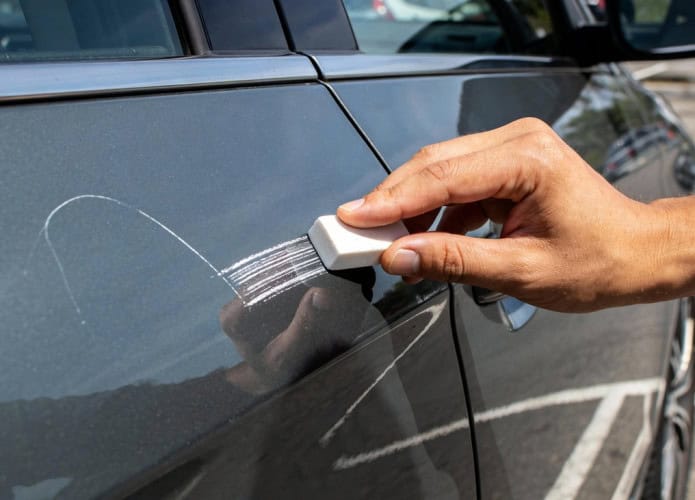 O truque da borracha que tira aquele risco feio da pintura do seu carro ou moto na hora