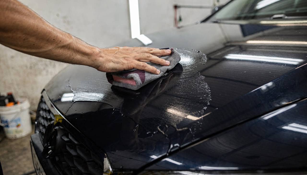 O truque da borracha especial que apaga as manchas e riscos leves da pintura sem esforço