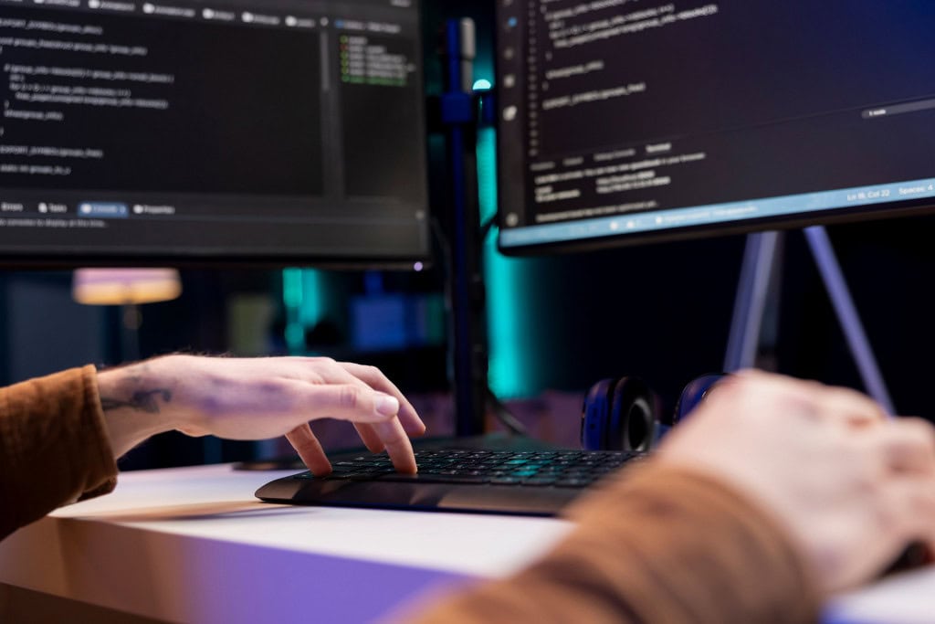Desenvolvedor que digita código no computador para a rede da empresa à prova de tempo de inatividade e falhas inesperadas do sistema. Muitos script de programação de implantação aumentando a segurança dos dados