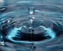 Uma ou duas gotas de água isoladas