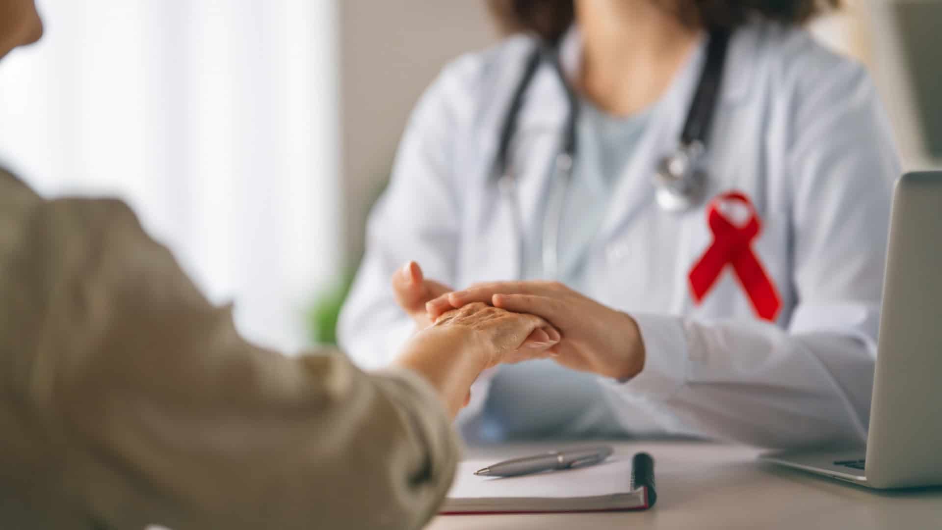 Queda nas mortes por aids e fim da transmissão vertical marcam avanço no Brasil