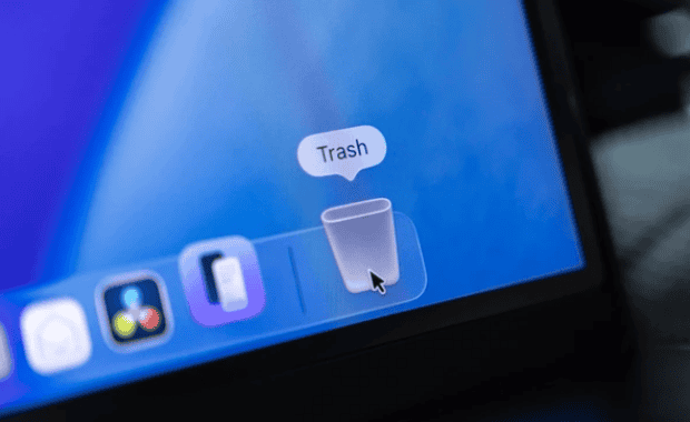 Como excluir arquivos permanentemente no macOS Apagar arquivos no macOS parece simples, mas muita gente não percebe que arrastar um item para a Lixeira não significa removê-lo imediatamente. O arquivo continua no disco até que a Lixeira seja esvaziada, o que pode ser um problema para quem precisa liberar espaço rápido ou quer garantir que dados sensíveis não possam ser recuperados. Como excluir arquivos permanentemente no macOS