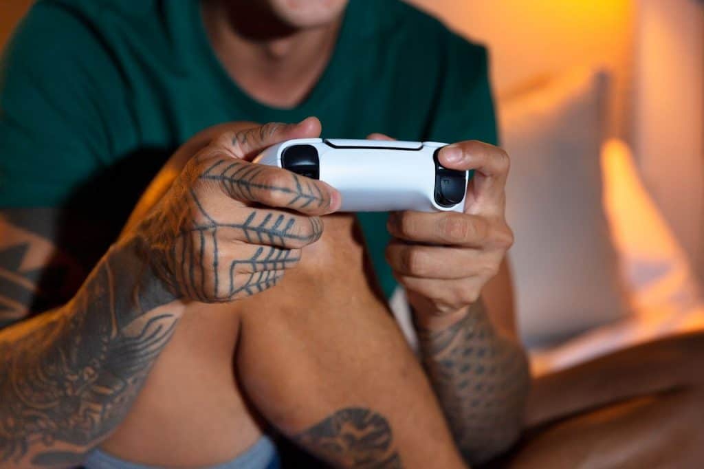 Homem jogando com console de videogame