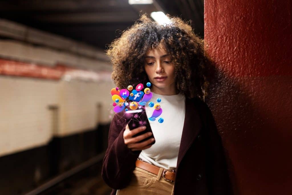 Mulher segurando um smartphone com ícones de rede sociais