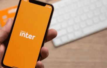 pessoa segurando um celular com o aplicativo do banco inter aberto