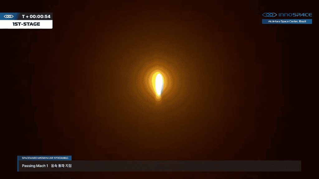 Bola de fogo formada ao redor do foguete após sua decolagem