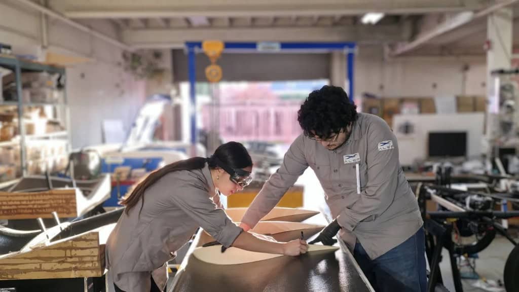 Montagem manual do carro voador