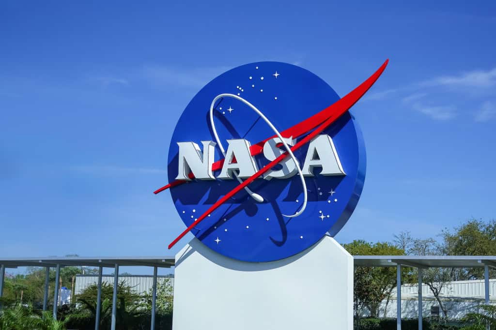 Placa da NASA com o logo