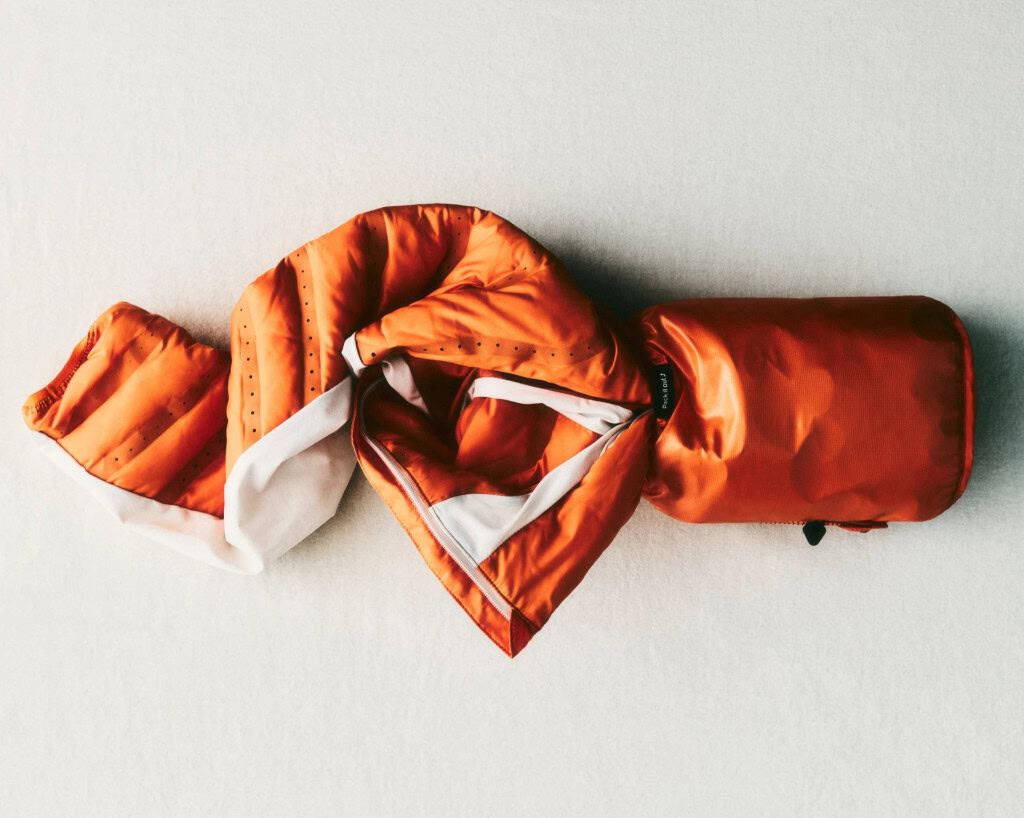 Compacta, a jaqueta Lava Loft cabe na palma da mão e facilita transporte em corridas longas.