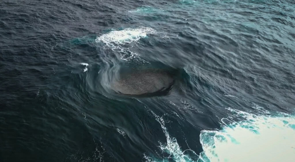 imagem de onda gigante capturada pela equipe da tension films