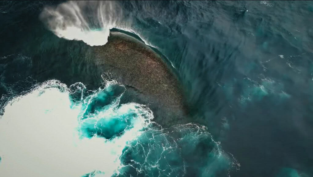 imagem de onda gigante capturada pela equipe da tension films