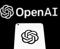 Logo da OpenAI em um smartphone
