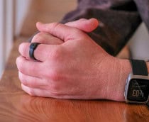 Anel na mão de uma pessoa