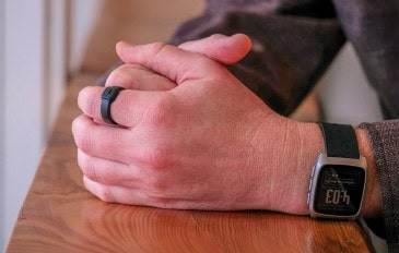 Anel na mão de uma pessoa