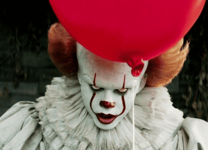 imagem do palhaço pennywise segurando um balão vermelho