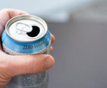 Até uma lata de refrigerante zero por dia pode elevar risco hepático, aponta pesquisa