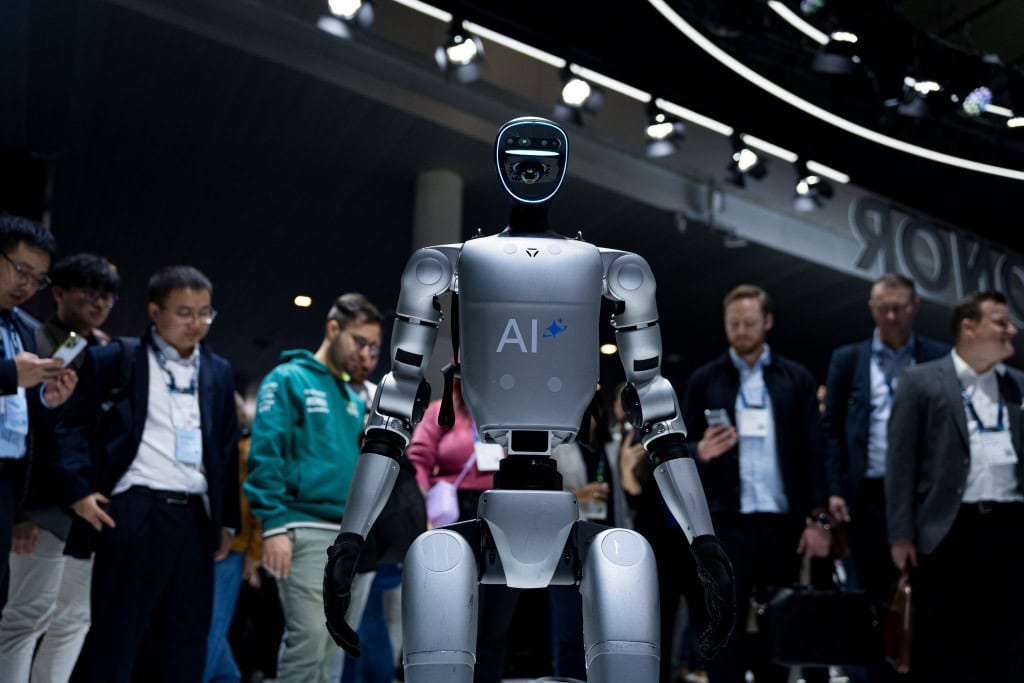 Robôs de assistência e drones podem ser hackeados ou manipulados, criando novos desafios à segurança pública.