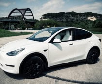 Robôs-táxi ganham espaço em 2025 com liderança da Waymo e testes da Tesla