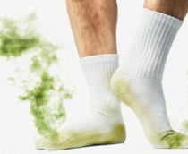 Pés masculinos com meias fedorentas