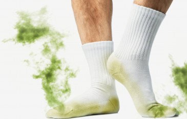 Pés masculinos com meias fedorentas