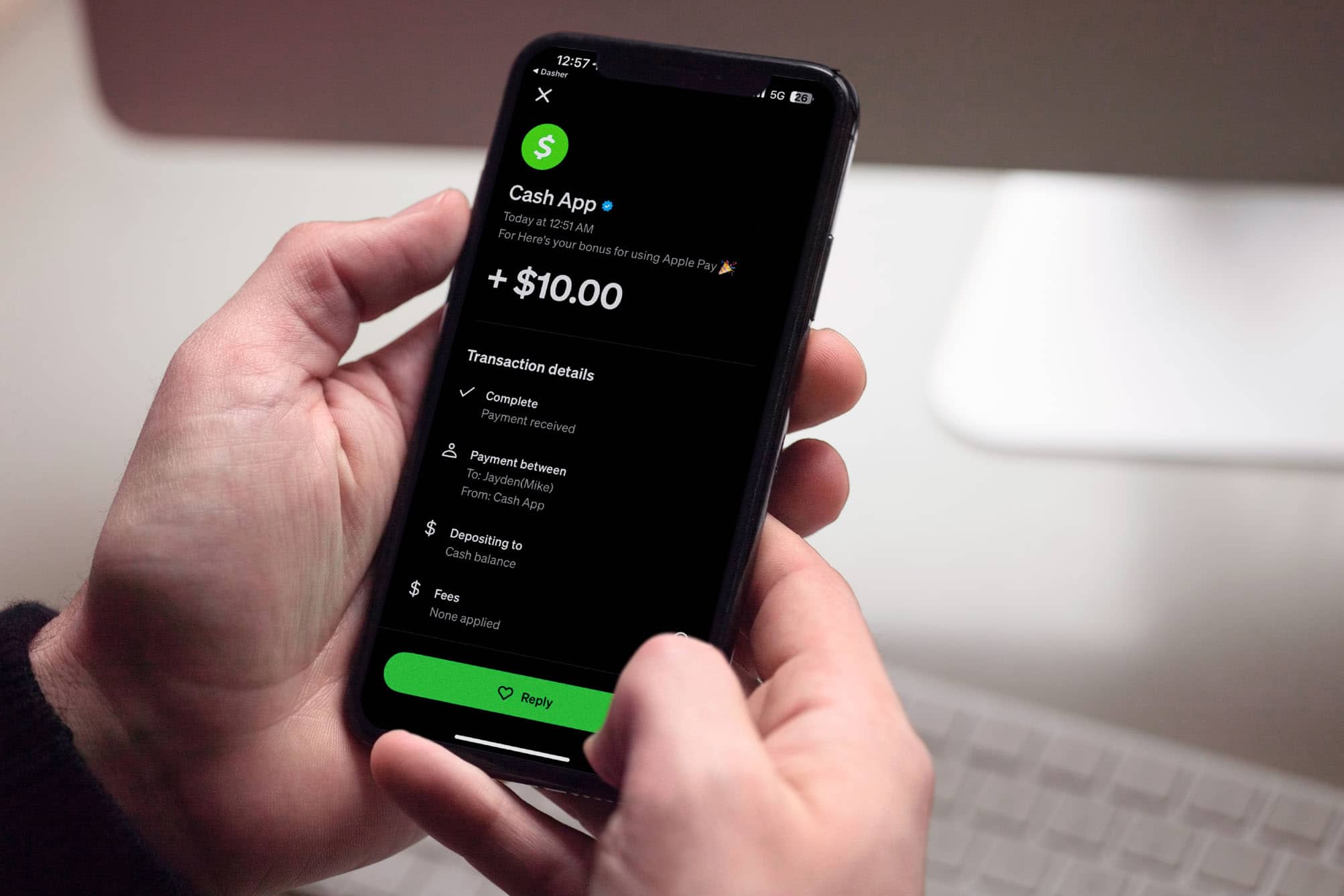 Seu mindinho está cansado? A culpa pode ser do jeito que você segura o celular