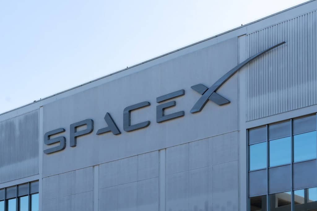 Fachada de prédio da SpaceX