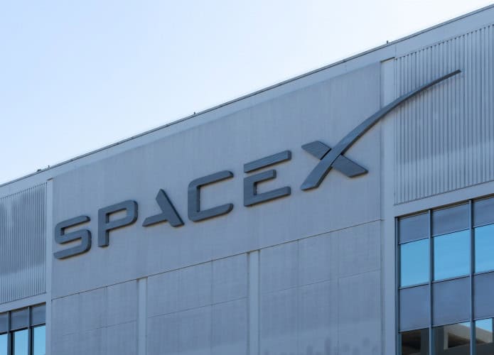 Fachada de prédio da SpaceX