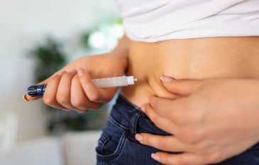 pessoa aplicando medicamento em caneta na própria barriga