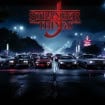Imagem criada por IA mostra carros clássicos em avenida noturna com iluminação azul, remetendo ao visual da série Stranger Things, da Netflix