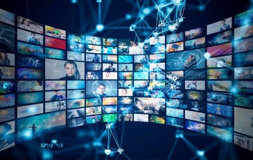 Composição digital futurista em tons de azul e preto, mostrando uma grade curva de dezenas de telas com rostos de pessoas, gráficos e ícones de tecnologia, todos interconectados por uma teia de linhas luminosas e pontos de dados