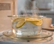 Esse truque com um simples limão limpa o micro-ondas em cinco minutos