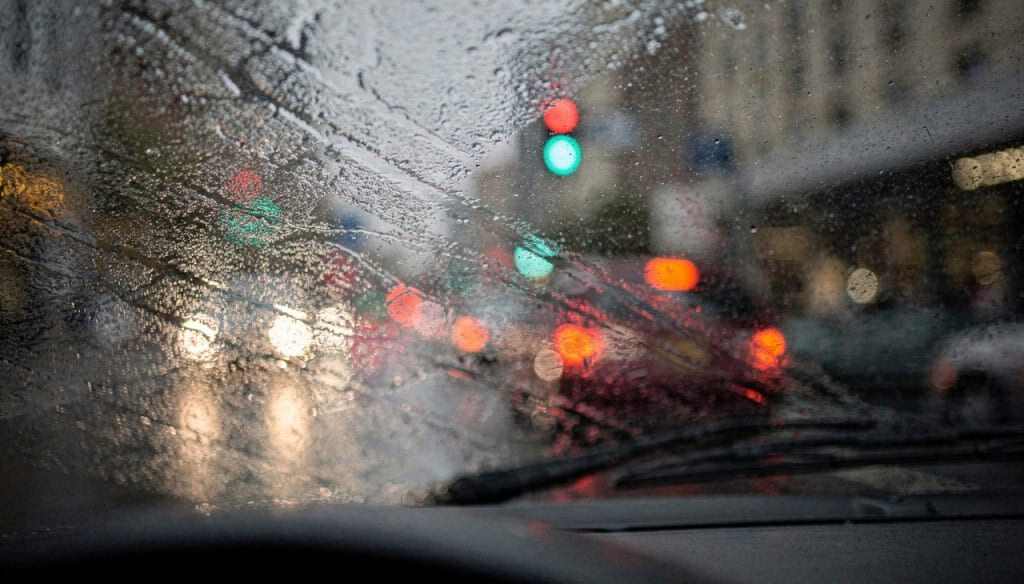 Por que o limpador de para-brisa começa a pular e tremer, e como isso afeta a sua segurança