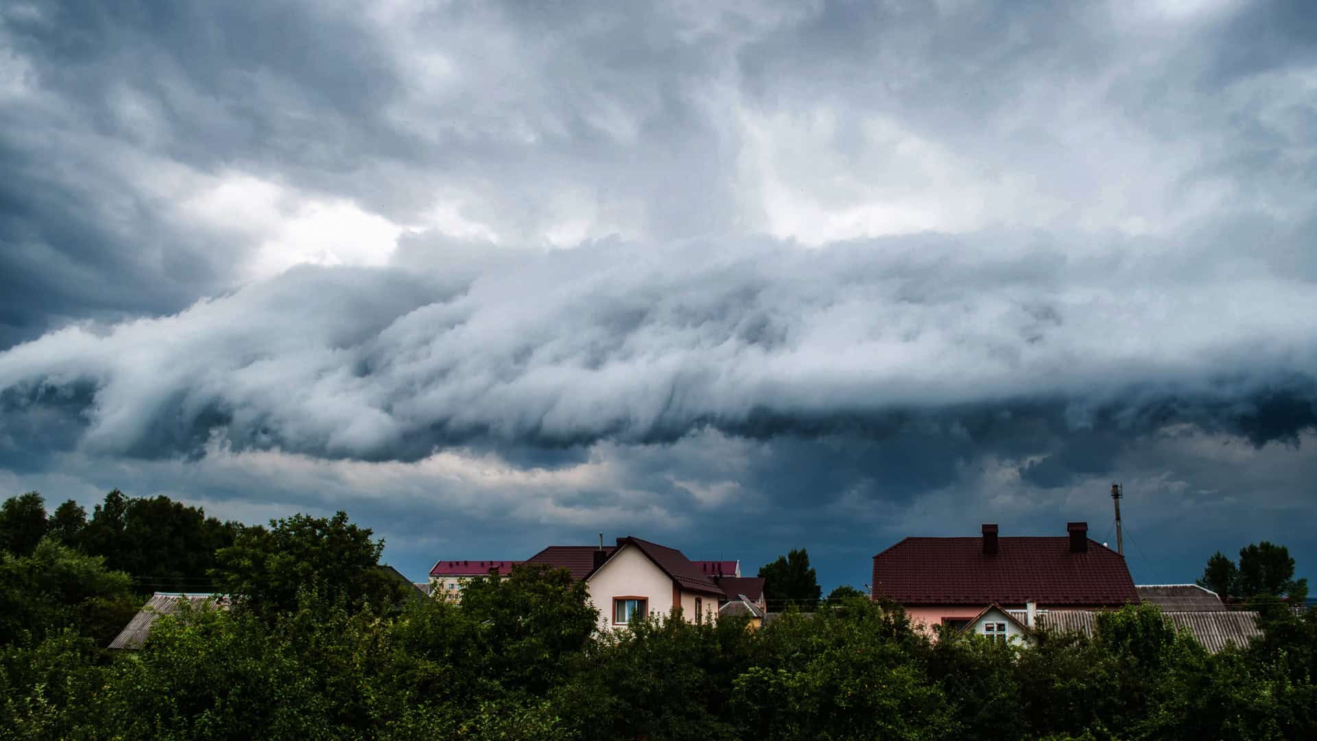 Previsão do tempo indica ciclone severo com tempestades e ventania extrema
