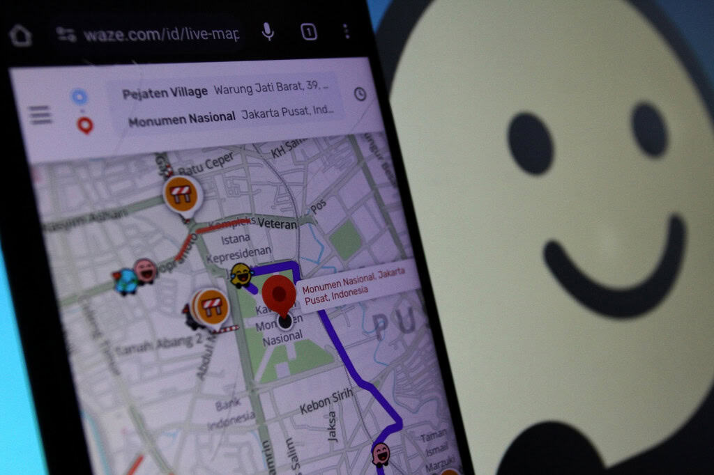 Ao fundo, logo do Waze; à frente, o aplicativo em execução